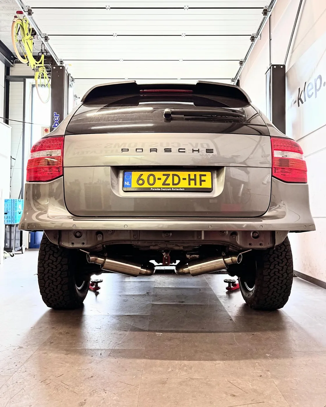 Uitlaat op maat op de brug in de werkplaats van DV Customs