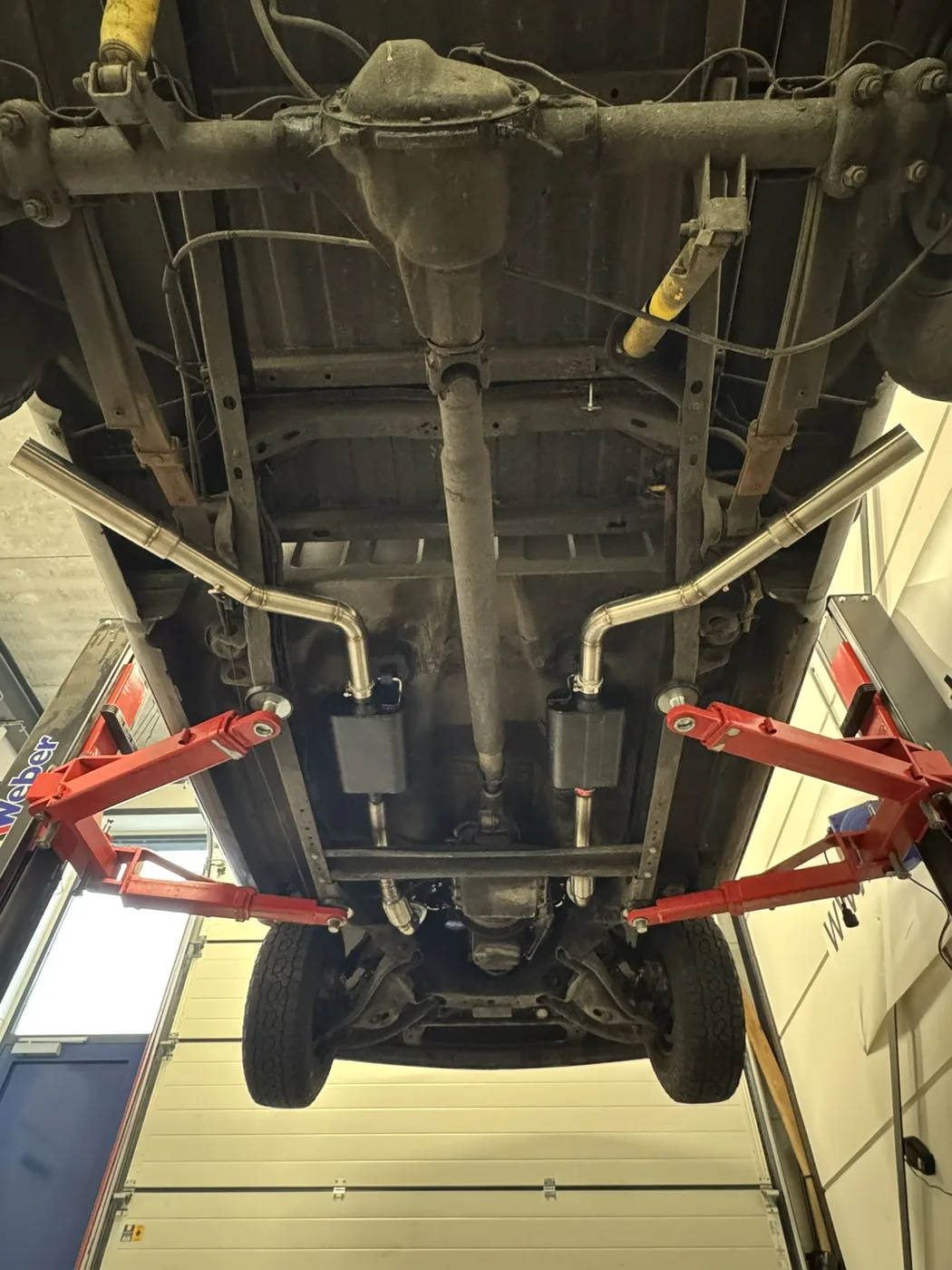 Gmc sierra rvs uitlaat opmaat met sidepipes en flowmaster dempers — DV Customs