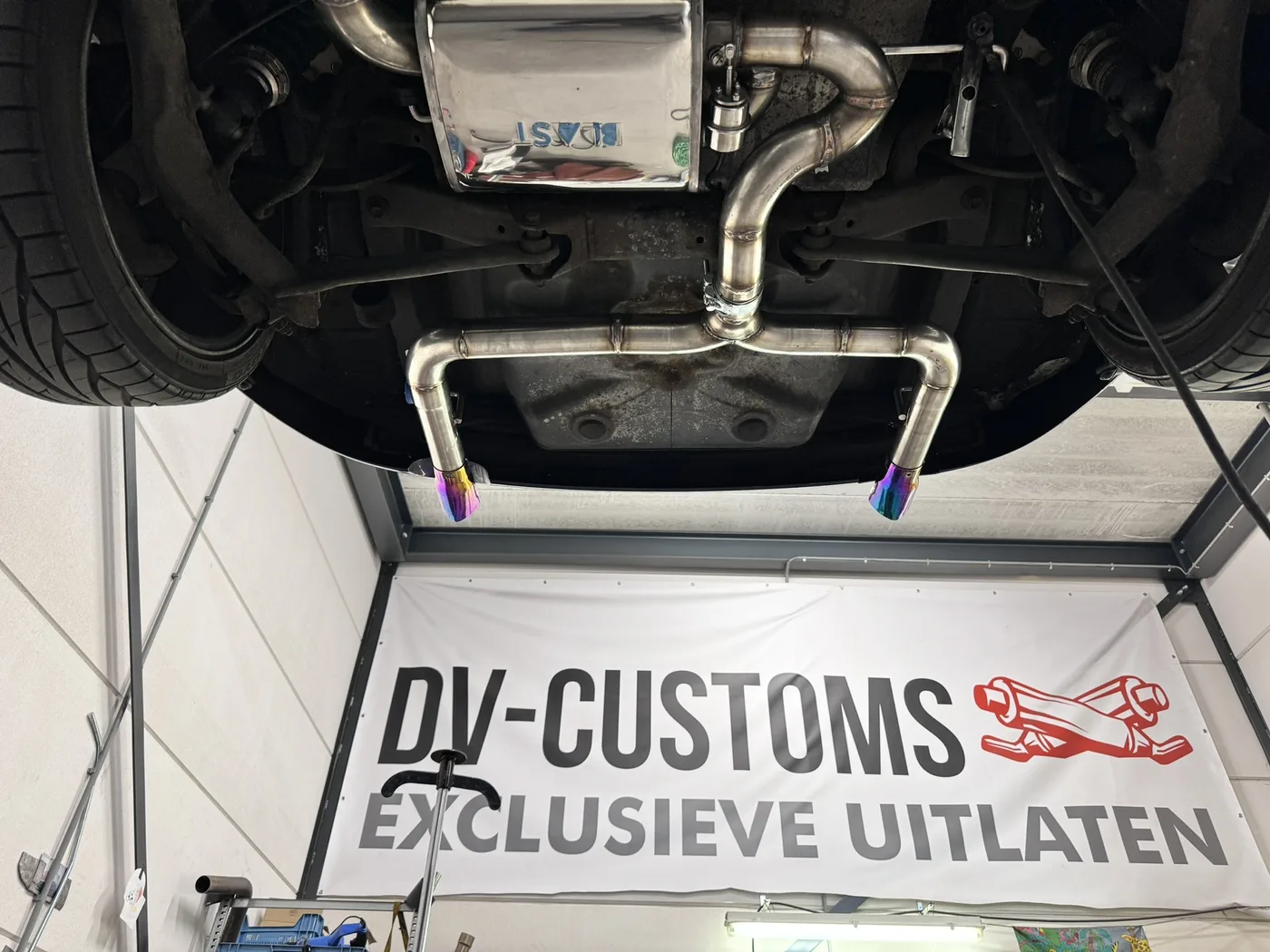 Uitlaat op maat op de brug in de werkplaats van DV Customs