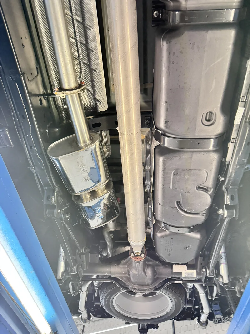 Uitlaat op maat op de brug in de werkplaats van DV Customs