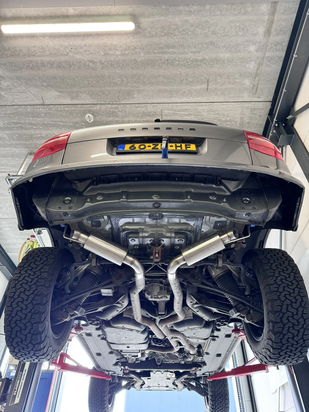 Uitlaat op maat op de brug in de werkplaats van DV Customs