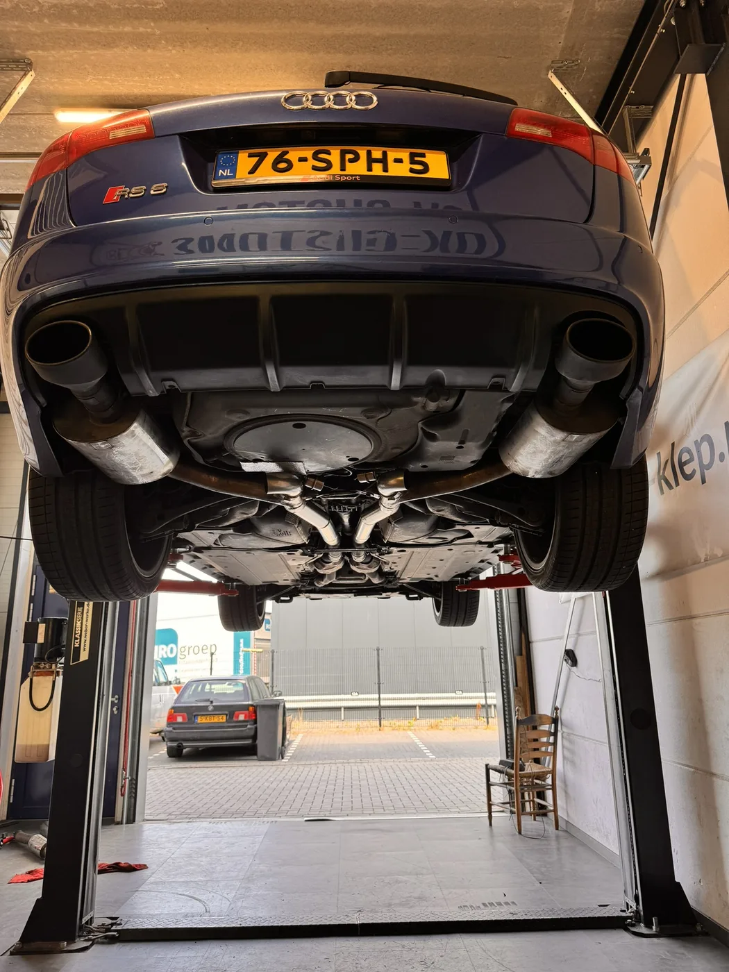 Uitlaat op maat op de brug in de werkplaats van DV Customs