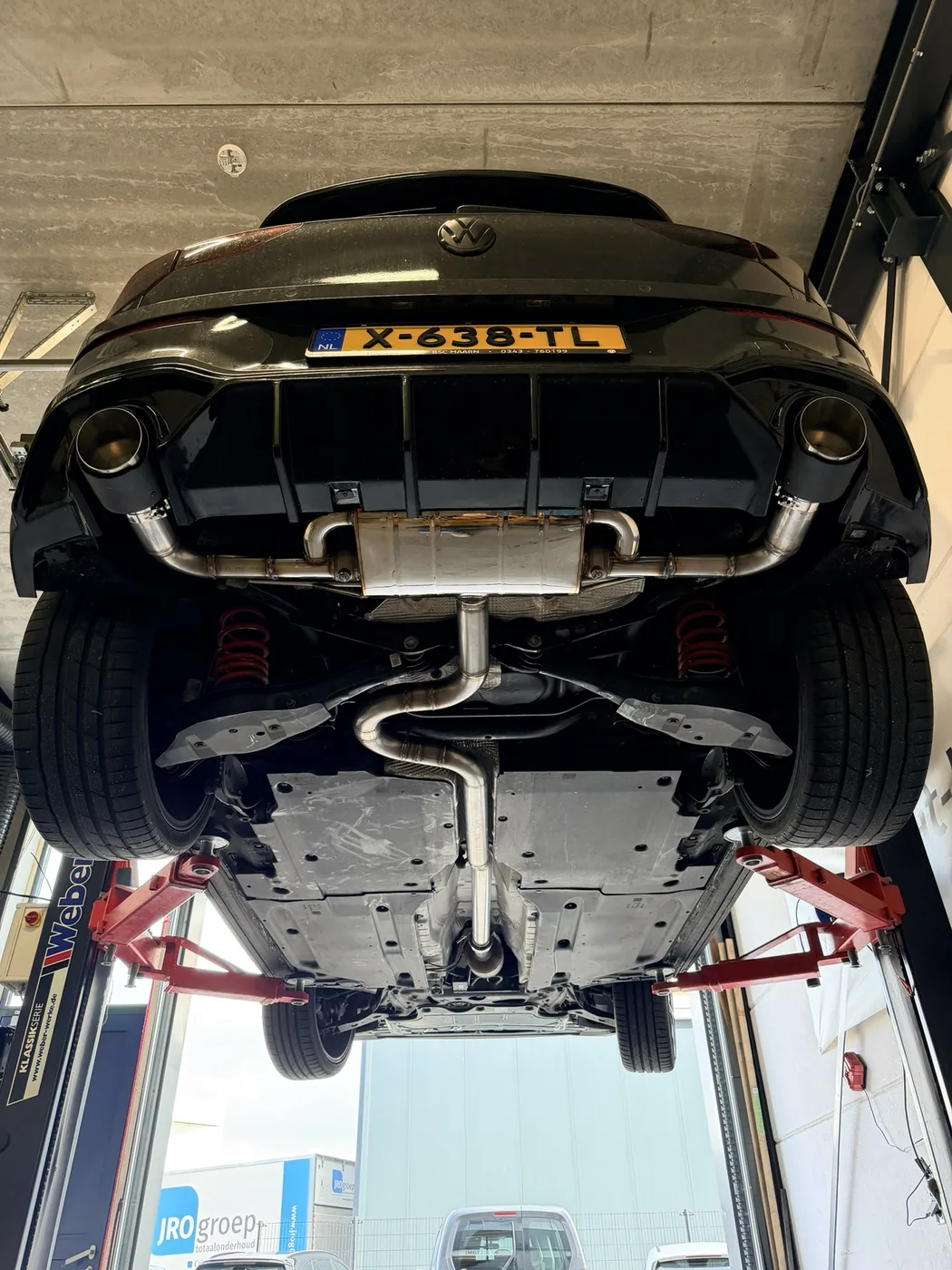 Uitlaat op maat op de brug in de werkplaats van DV Customs