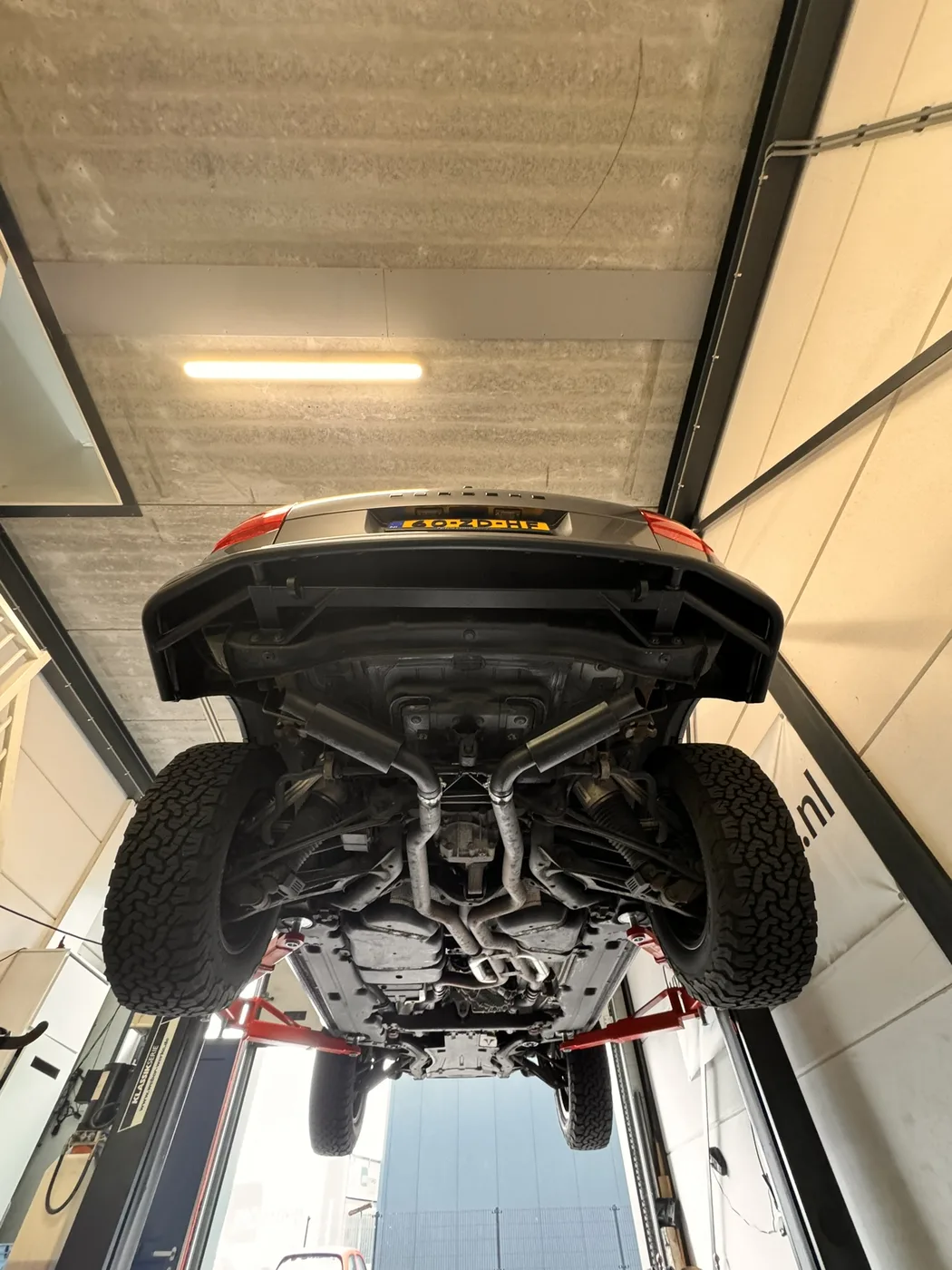 Uitlaat op maat op de brug in de werkplaats van DV Customs