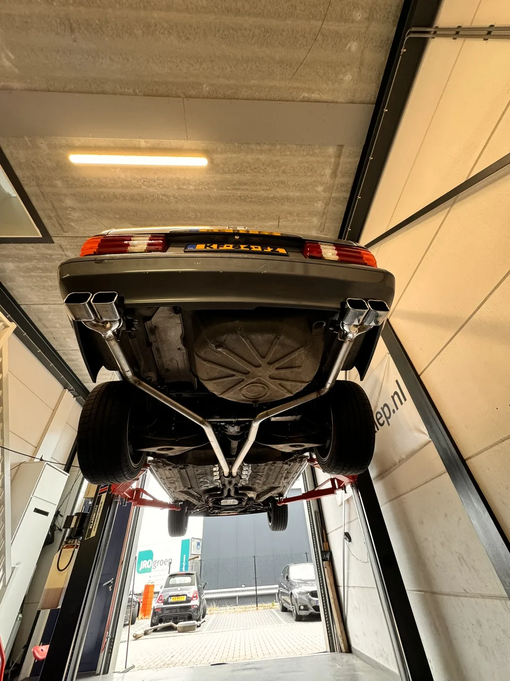 Uitlaat op maat op de brug in de werkplaats van DV Customs