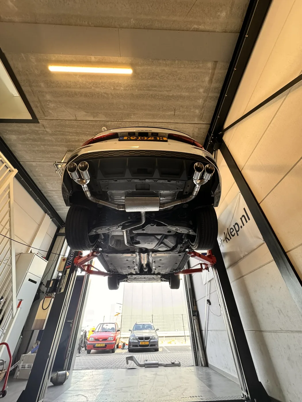 Uitlaat op maat op de brug in de werkplaats van DV Customs