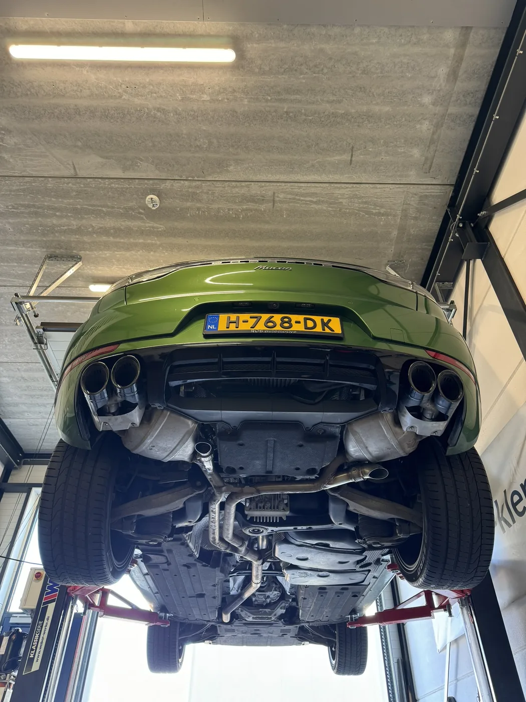 Uitlaat op maat op de brug in de werkplaats van DV Customs