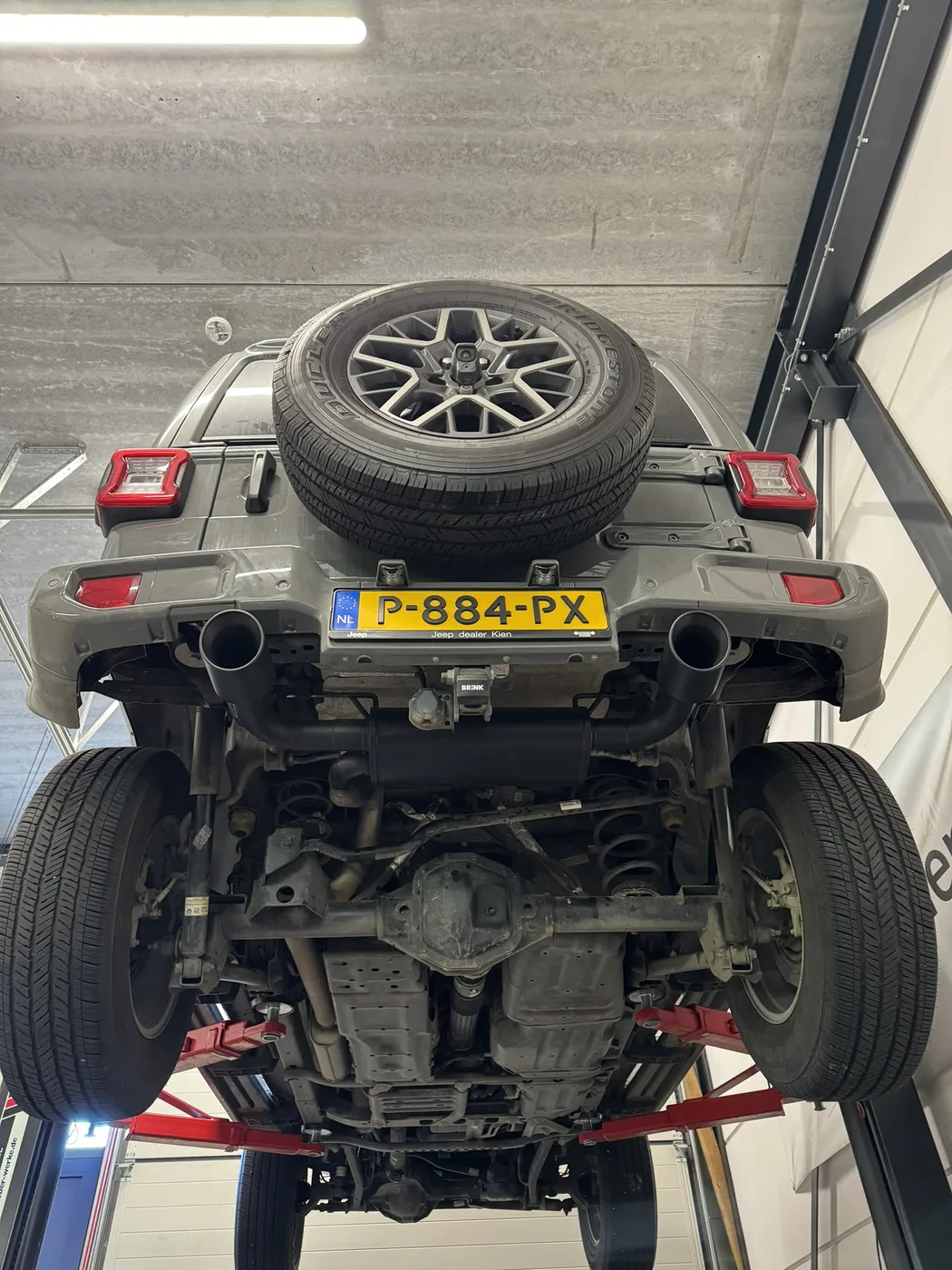 Uitlaat op maat op de brug in de werkplaats van DV Customs