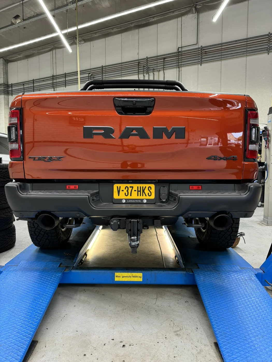 Uitlaat op maat op de brug in de werkplaats van DV Customs