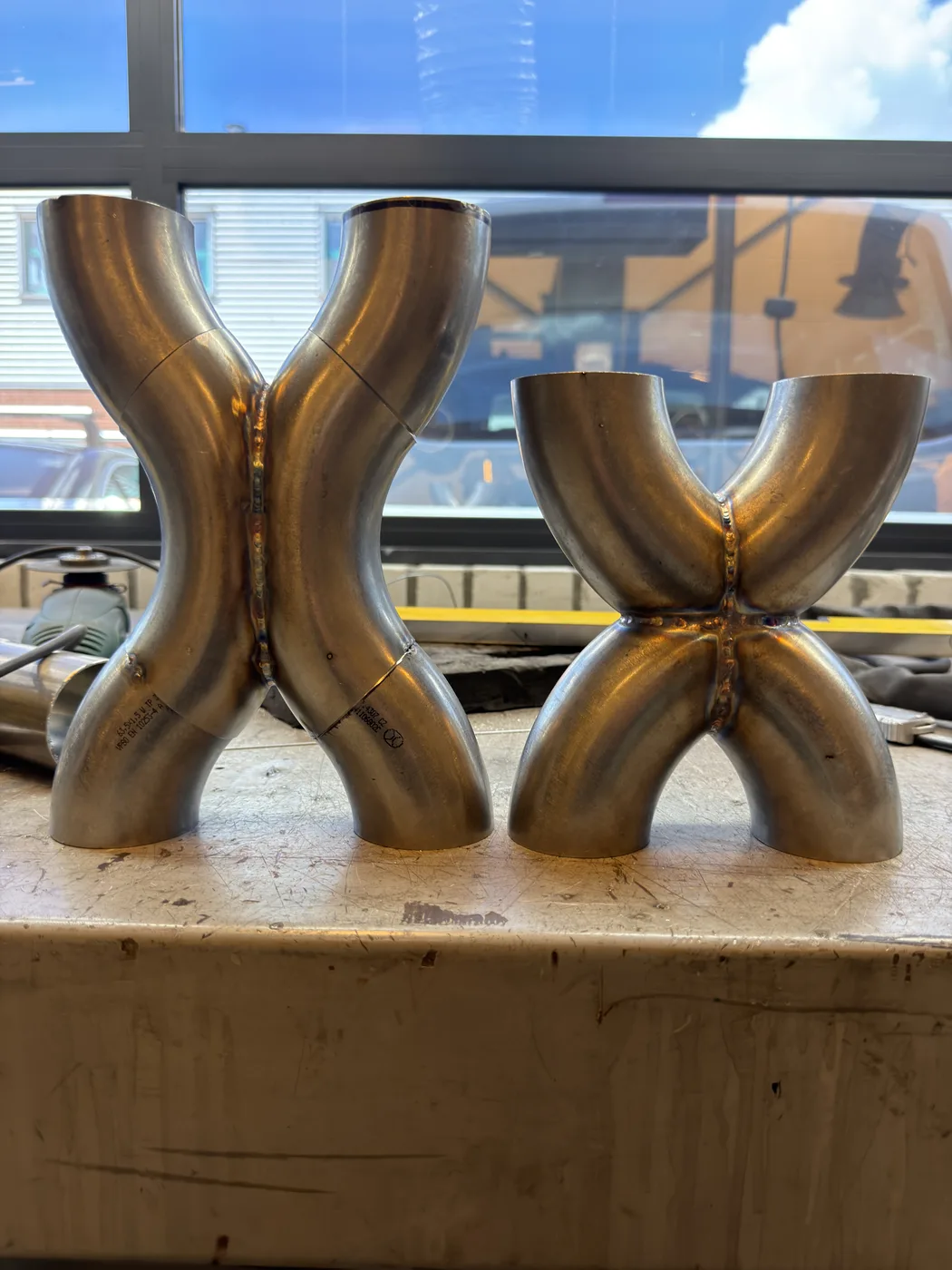 Uitlaat op maat op de brug in de werkplaats van DV Customs