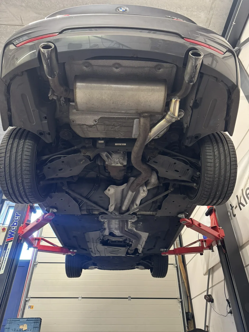 Uitlaat op maat op de brug in de werkplaats van DV Customs