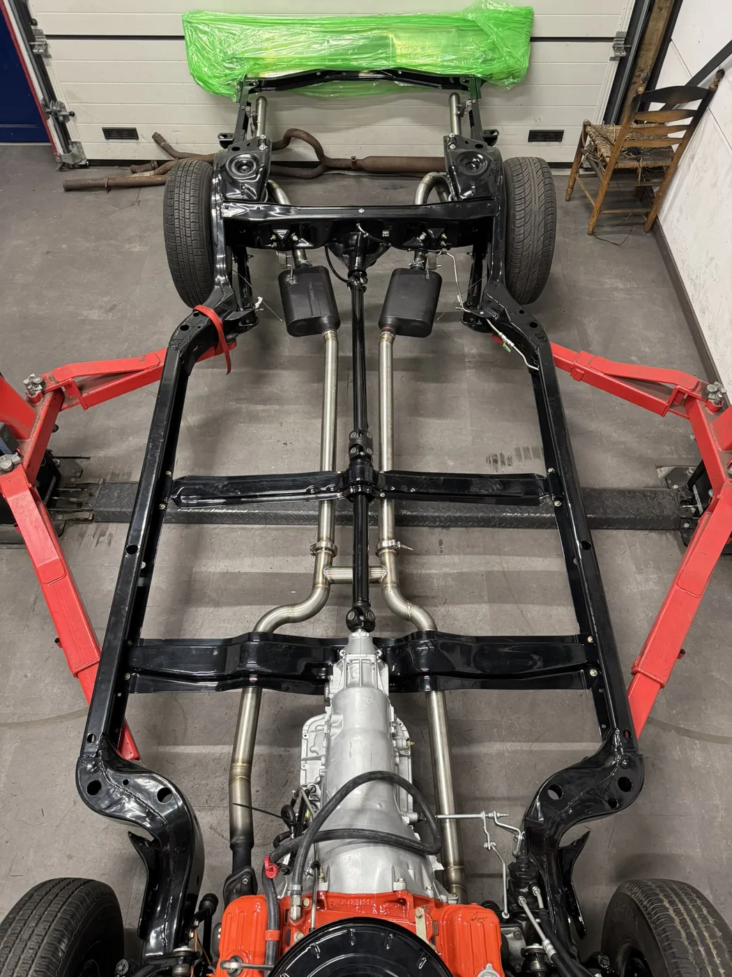Uitlaat op maat op de brug in de werkplaats van DV Customs