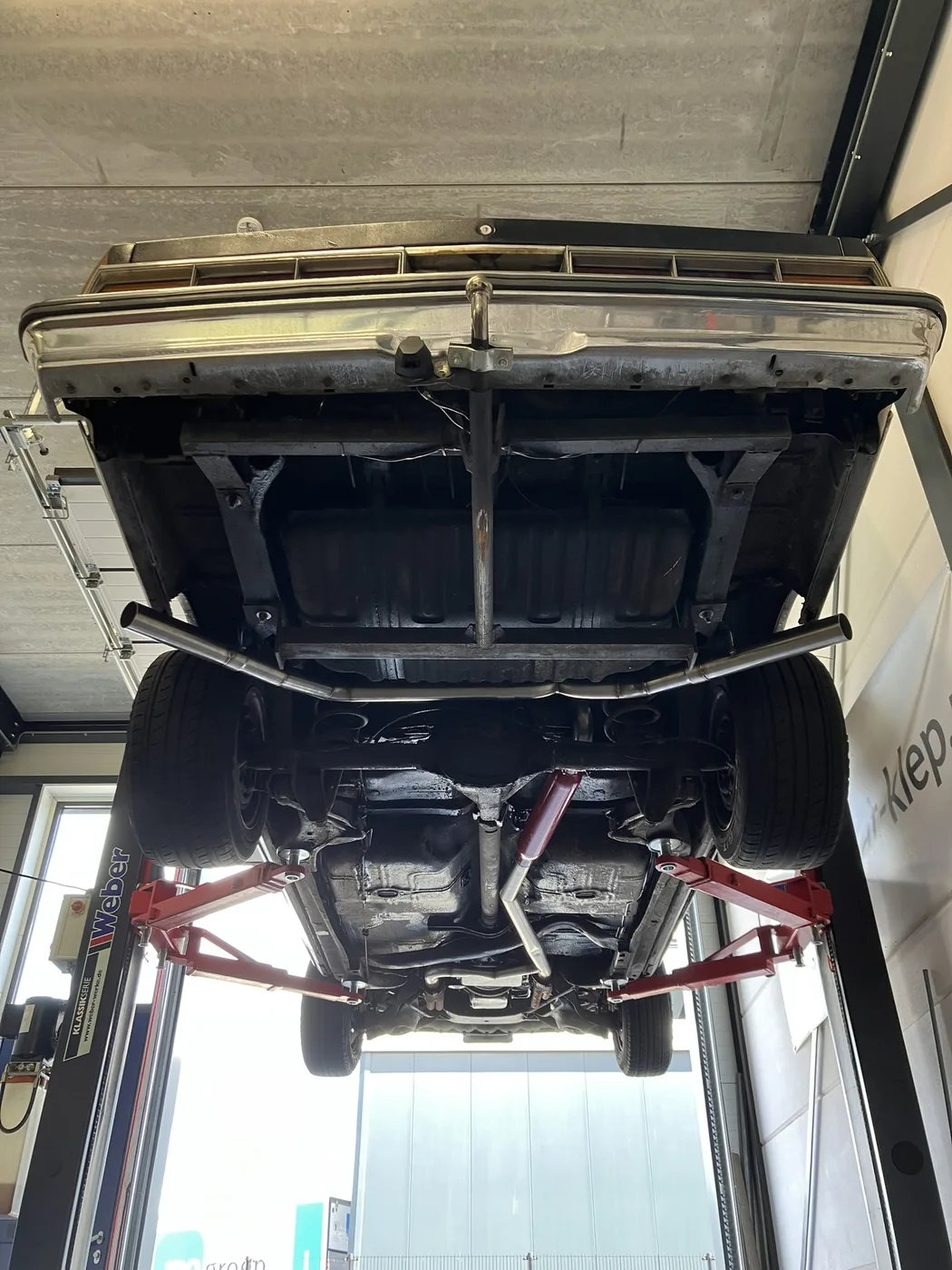 Uitlaat op maat op de brug in de werkplaats van DV Customs