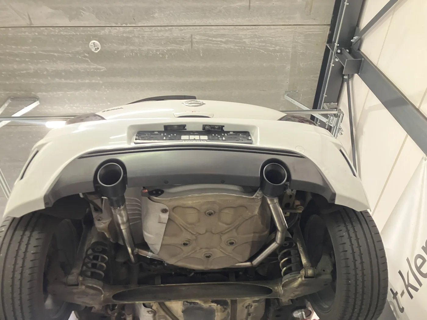Uitlaat op maat op de brug in de werkplaats van DV Customs