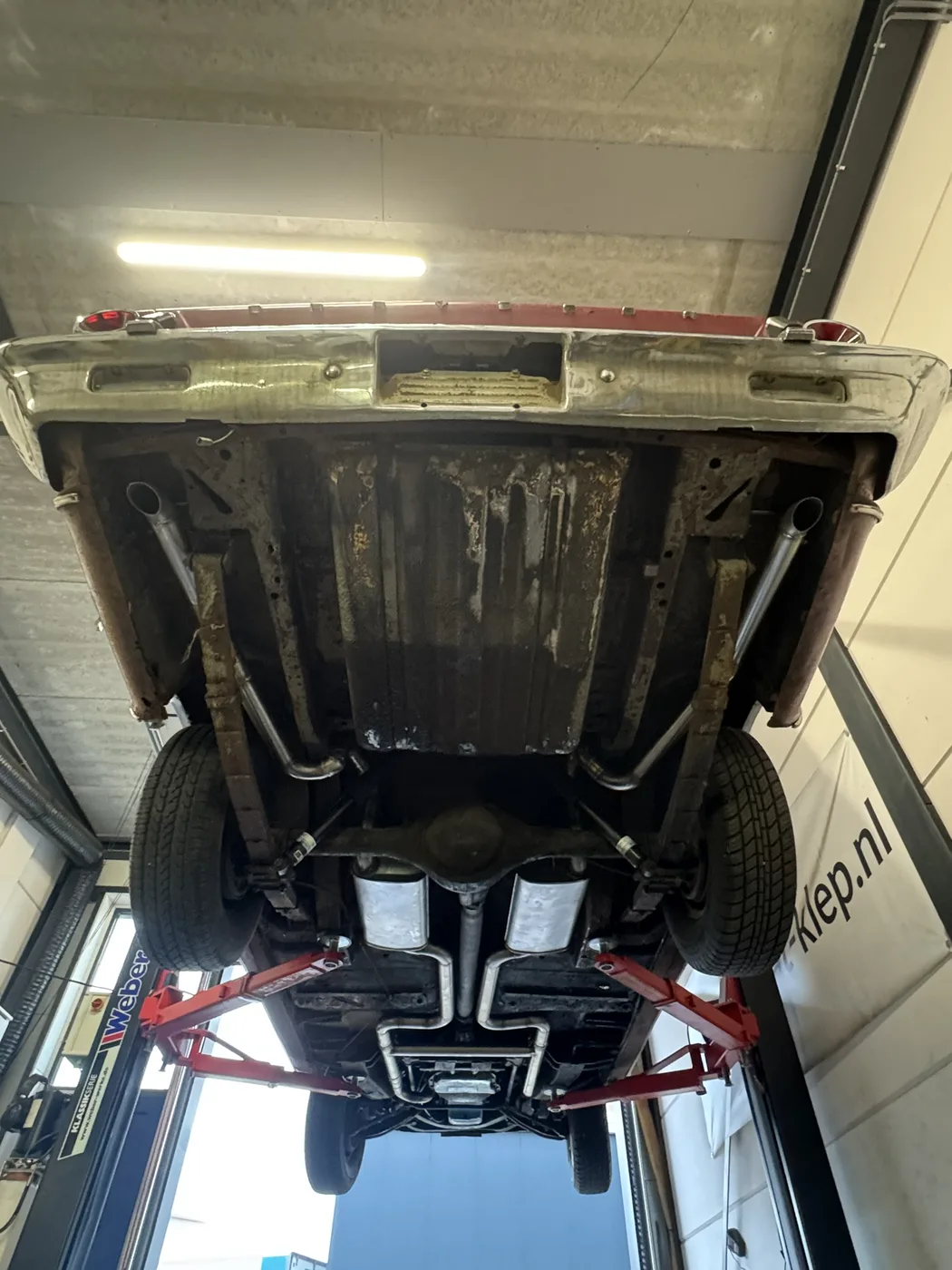 Uitlaat op maat op de brug in de werkplaats van DV Customs