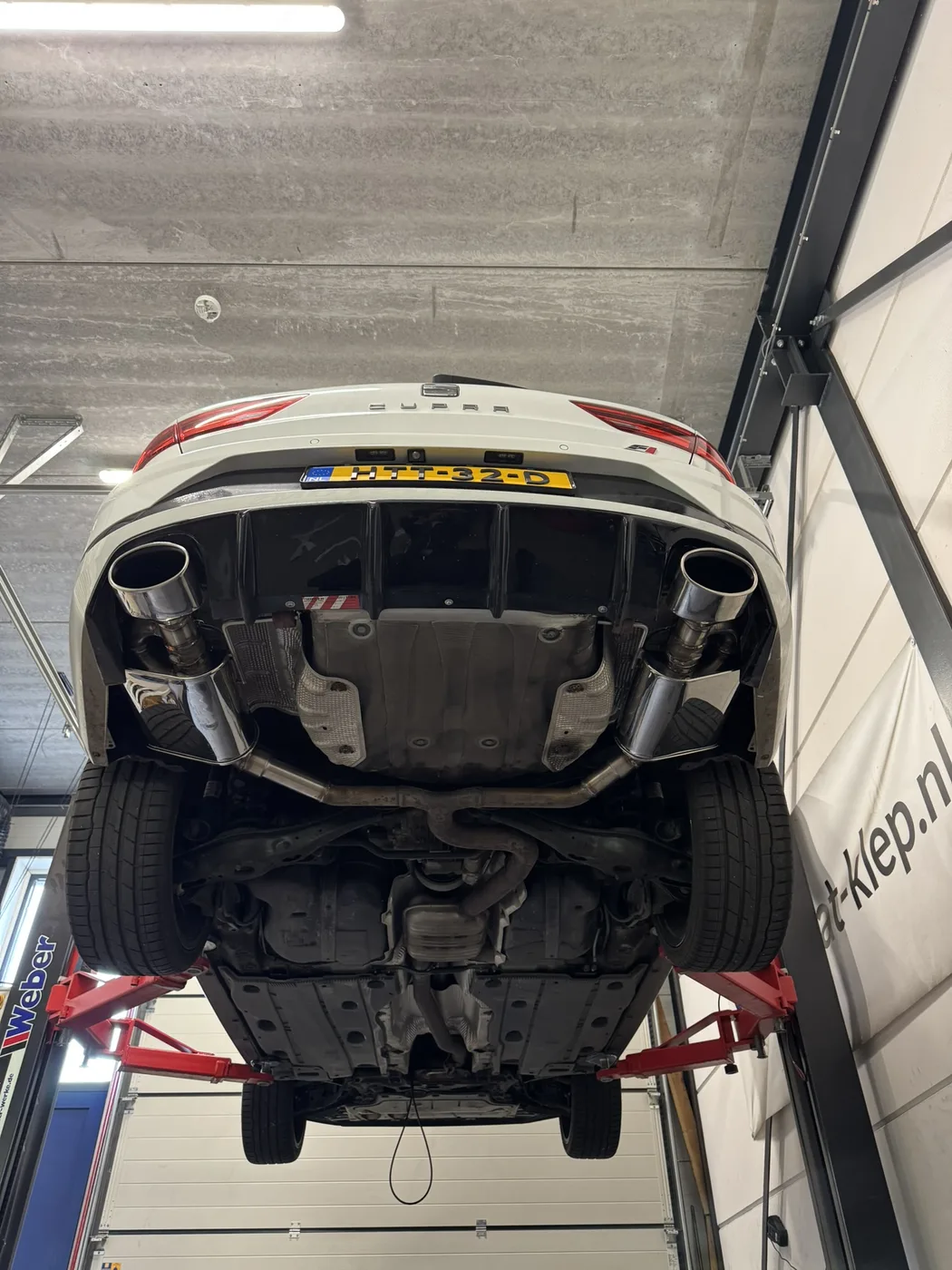 Uitlaat op maat op de brug in de werkplaats van DV Customs