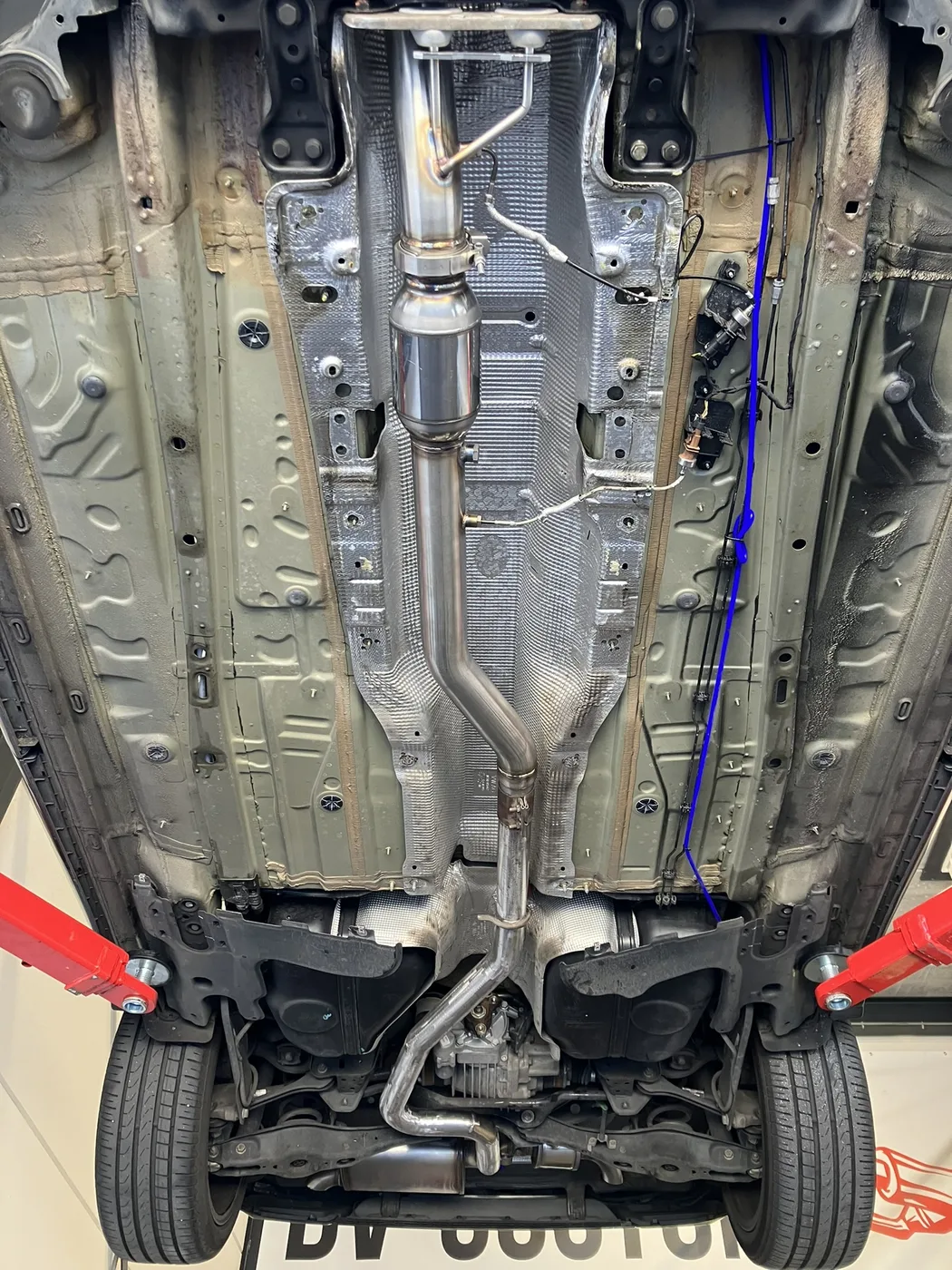 Volkswagen tigaun 3inch downpipe met 3 inch uitlaat opmaat — DV Customs